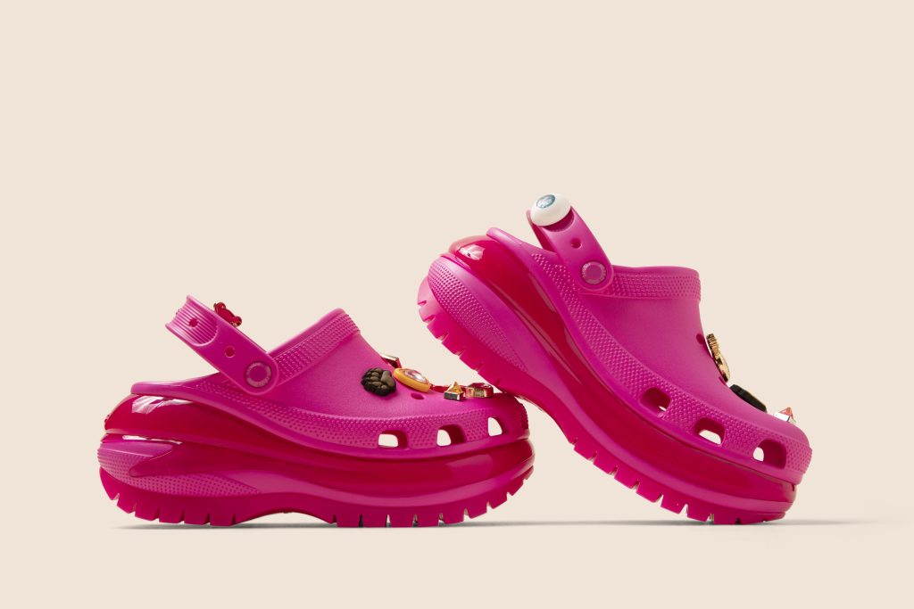  Crocs 2024: Un anno da influencer? Entrate record, ma Hey Dude delude i Gen Z